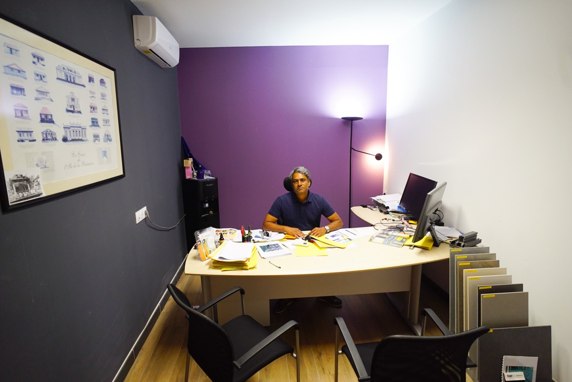 Roland Moutien dans son bureau